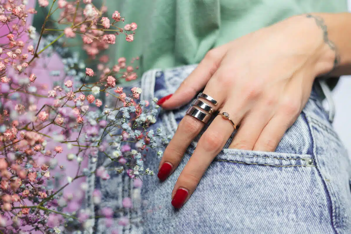 bague sur les doigts d'une main
